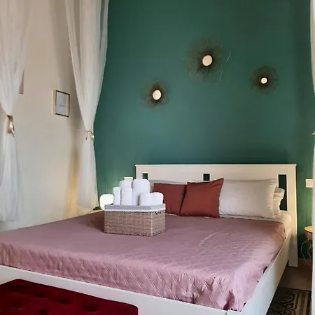 Centrumaqueda Bed & Breakfast 4*